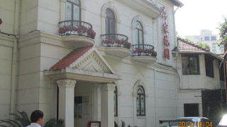 フランス租界の東平路は烏魯木斉南路から汾陽路まで、老房子がレストランに活用しています。