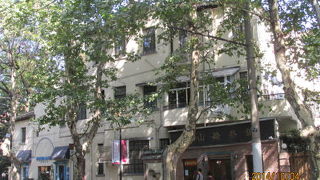 フランス租界の衡山路は桃江路から華山路まで、夜の繁華街として有名です。