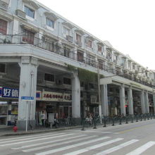 長いアーケードが続いています。