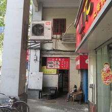 途中でアーケードが塞がれています。