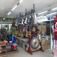 金陵東路の楽器店。