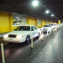 空港で客待ち中のタクシー。