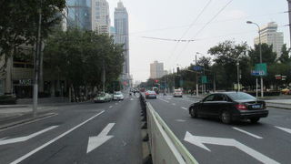 フランス租界の金陵中路、西路は西蔵南路から重慶南路まで,右側は公園、左は再開発されたビルです。