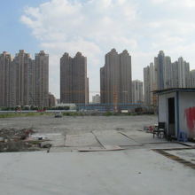 再開発の基礎工事が始まっています。