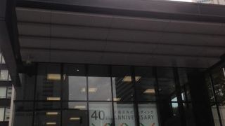 高さは200メートル超。新宿高層ビル群の草分け的存在。