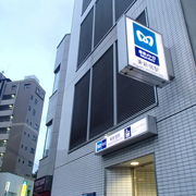 繁華街にアクセスするのに便利な駅で、レストランやファーストフード店が多くあります