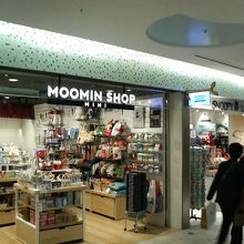 小さな店内にグッズが多数揃ってます。