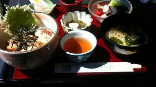 たこめしセットがおすすめです。明石と言えば、タコですが、このタコを使ったごはんは味が付いていて、最高です。