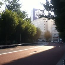 坂の途中から四ツ谷駅方面を臨む