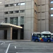 新宿駅西口からのシャトルバスが便利