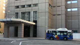 新宿駅西口からのシャトルバスが便利