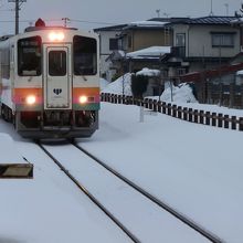 長井駅に電車が入線してきました。