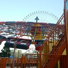 クィーンズスクエア側のアトラクション。回転しながら縦になる。