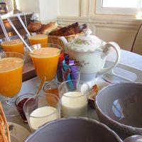 お手製のパンナコッタ、ジャム、手絞りのオレンジジュース