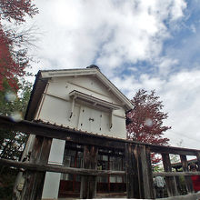 『花子とアン』で「阿母里教会」として使われた蔵。