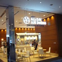 拡張後にできた、搭乗ゲート内のフードコート