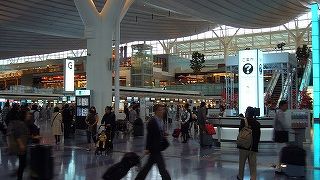 国際線は、モノレール駅から搭乗まで同一フロア