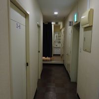 廊下手前からトイレが男女兼用です。つきあたり右半分が洗面台、