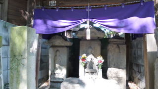 広尾神社の脇にあります