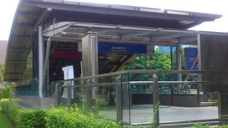 地下鉄でウィークエンドマーケットに行く際は、この駅で下車。