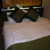 ベッドの上には大きな枕が二つ