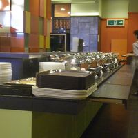 料理手前の長いトレー置き台が秀逸です