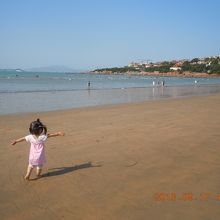 まさに「紅瓦緑樹、碧海藍天」の景色が広がります！