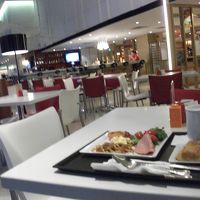 レストランは明るくきれいです 朝食の品数も豊富