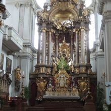 1000年の歴史を持つ教会の中央祭壇