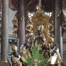 ペーター像はエラスムス・グラッサー作(1492年）です