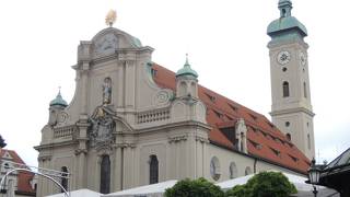 小さい教会ですが、落ち着いた雰囲気の威厳のある教会です。