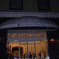 階段を上がったところが正面入り口です