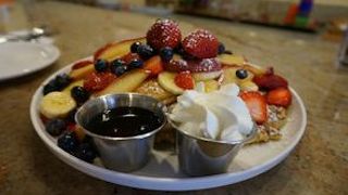 たくさんのフルーツとボリュームのあるパンケーキ