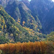 霞沢岳を望む休憩所