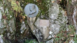 日本アルプスを世界に紹介した英国人宣教師の記念碑