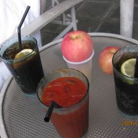 プールサイドにてフリードリングとフルーツ