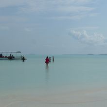 ツアーボートに戻ります　この様に浅瀬です