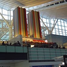 チェックインカウンター階から上階のカフェカーディナルを撮影。