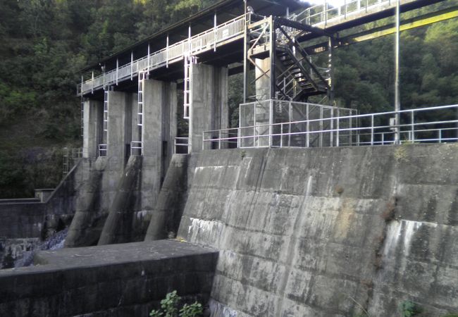 ポカラのダムサイドはこのダムがあるからダムサイドと称される。ヒマラヤ・ビューポイントのひとつ。