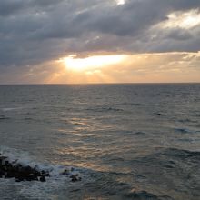 展望台からの日本海と夕日。あいにくこの日は雲が多くて…