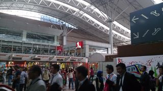 近代的な活気ある駅舎