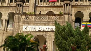 この国の鉄道の歴史を感じる威厳ある建物