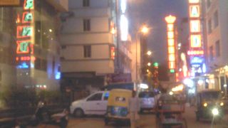 様々な商業施設がある