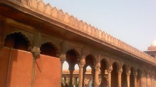 裏は部品のガラクタ街