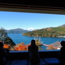 美術館から紅葉と芦ノ湖そして富士山を眺める