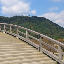 遠景に岩国城が見えます。