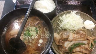 税抜590円のお値打ちサービスランチの影響で土曜日の昼前から混雑