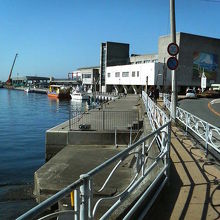 三崎港のそばにある建物です。