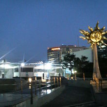 金色の太陽のオブジェが独特の存在感でした。