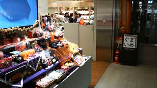 ハロウィンの置物やお菓子とコラボしていました